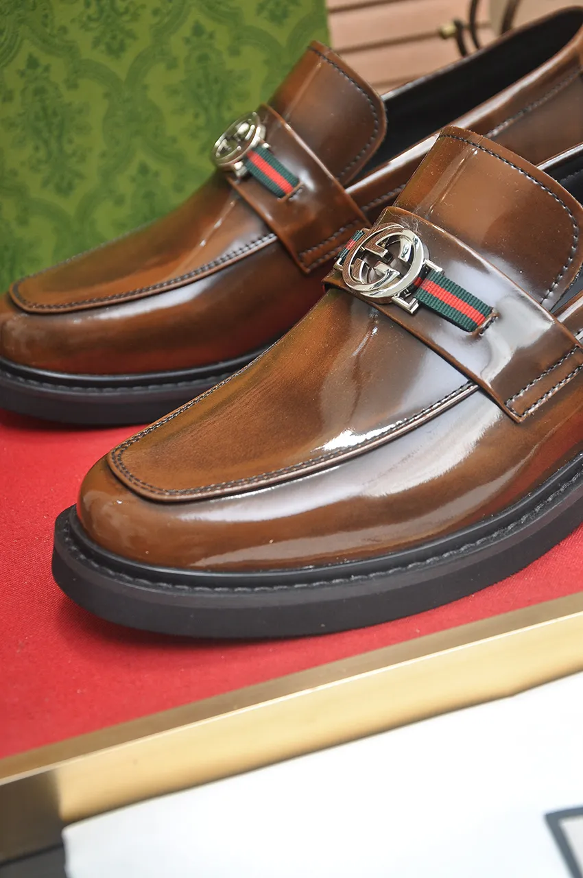 Men's shoes💰540💶Italy's top luxury men's shoe giant (GUCCI) (Gucci) (full cowhide lining) new arrival🍃Original European style🔰 Pleasant to the eye😍In order to make the shoes more durable and non-deformable🌀The production continues to follow traditional methods but there is still no lack of innovation💪Choose original sheepskin for the leather♻️ Smooth and natural And extra bright ⭐Made of imported cowhide, the first choice of rich people 38-45 (45 customized)